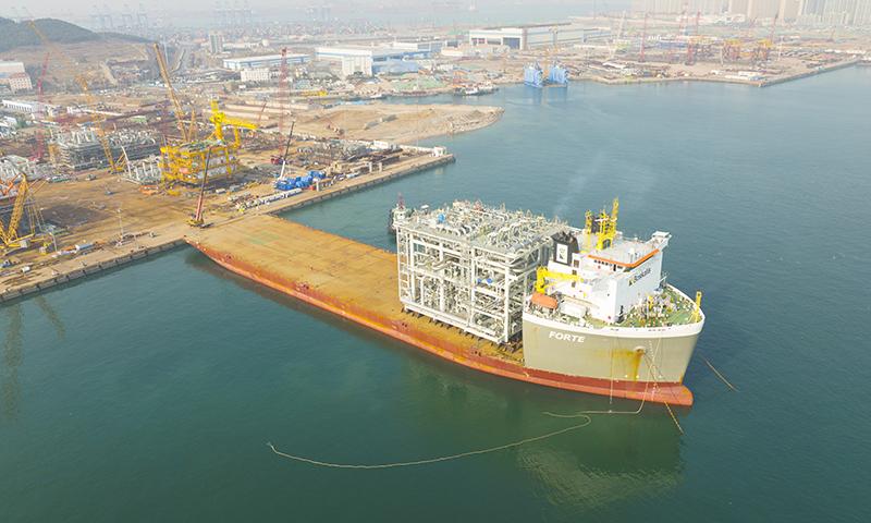 中国海油承揽的全球首例一体化建造lng工厂首个核心工艺模块顺利启航